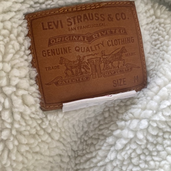 Levi's® Premium
ORIGINAL SHERPA TRUCKER JACKET size medium MINT CONDITION. - Picture 2 of 6